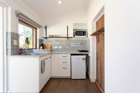 Dingo At White Gum Lodge - Events Australia 3