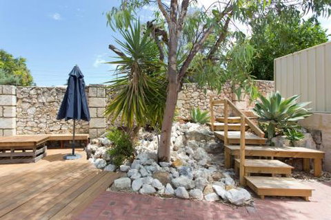 Dingo At White Gum Lodge - Events Australia 4