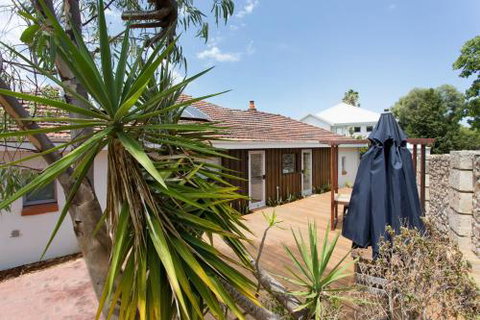 Dingo At White Gum Lodge - Events Australia 5