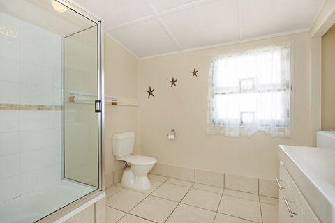 Close To Water Restaurants & Clubs Toorbul St. Bongaree - Events Australia 6