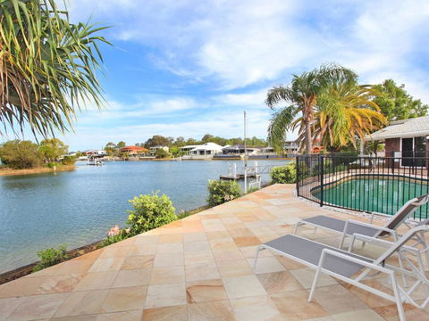April 19 4 Bedroom Home On Canal With Pool Pontoon Aircon & WiFi! - Events Australia 3
