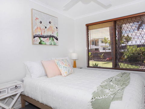 April 19 4 Bedroom Home On Canal With Pool Pontoon Aircon & WiFi! - Events Australia 5