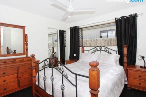 Schirrmann 56 Four Bedroom Home On Canal With Pool Pontoon Aircon & WiFi! - Events Australia 2