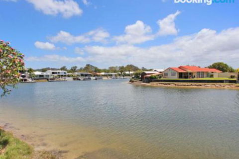 Schirrmann 56 Four Bedroom Home On Canal With Pool Pontoon Aircon & WiFi! - Events Australia 3