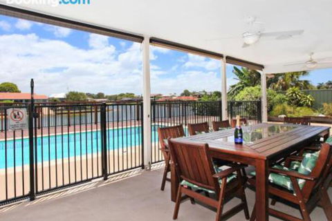 Schirrmann 56 Four Bedroom Home On Canal With Pool Pontoon Aircon & WiFi! - Events Australia 1