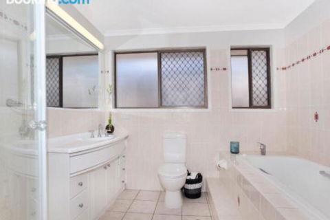 Schirrmann 56 Four Bedroom Home On Canal With Pool Pontoon Aircon & WiFi! - Events Australia 0