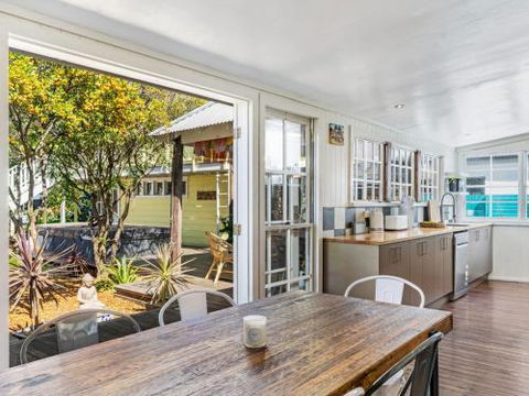 THE OASIS Werri Beach 4pm Check Out Sundays - Events Australia 4