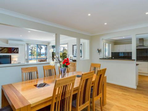 Loralyn In Sanctuary Point 4pm Check Out Sundays - Events Australia 6