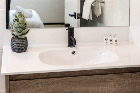 Contemporary 1BR Apartment - Near The City - Events Australia 0