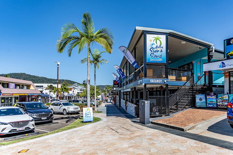 Airlie Sun & Sand Accommodation 3 - Events Australia 0