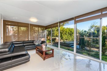 Spacious 4 Bedroom House The Hill - Events Australia 0