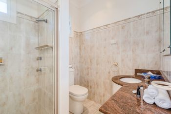 Spacious 4 Bedroom House The Hill - Events Australia 1