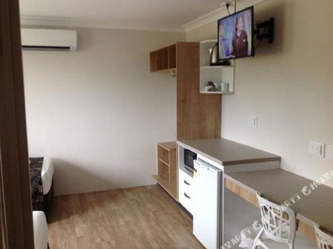 BEST WESTERN CASTLE LODGE MOTEL - Accommodation Europe 0