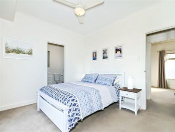 Modern Seaside Sanctuary - Accommodation Europe 1