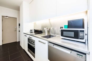 Executive Two Bed Penthouse Studio In The City - Tourism Bookings 2