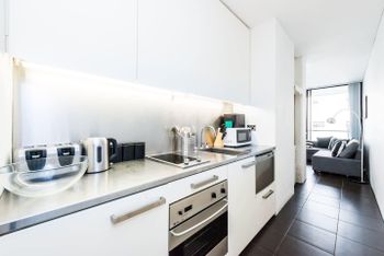Executive Two Bed Penthouse Studio In The City - Tourism Bookings 4