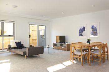 Spacious & Bright 1 Bedroom Apartment - Events Australia 0