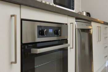 Spacious & Bright 1 Bedroom Apartment - Events Australia 3