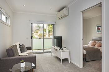 Bright & Updated 1 Bedroom Apartment - Events Australia 0