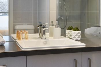 Bright & Updated 1 Bedroom Apartment - Events Australia 1