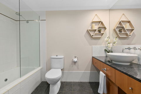 Poolside Apt In Alamanda Beachfront Resort 41 - Events Australia 6