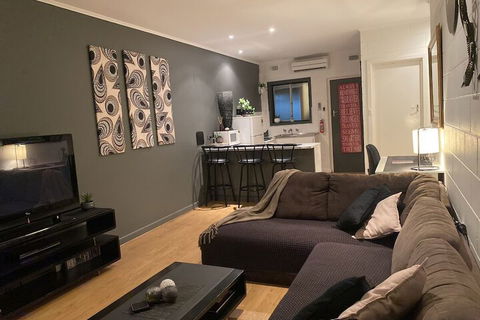 Apartment On Tennyson - Accommodation Europe 7