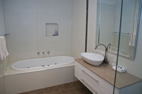 Yarra Glen Racecourse Apartments - Tourism Bookings 4