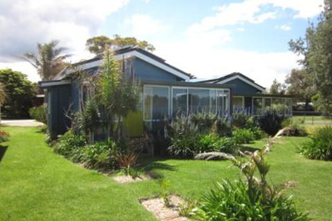Lakes Waterfront Motel & Holiday Cottages - Accommodation Europe 1