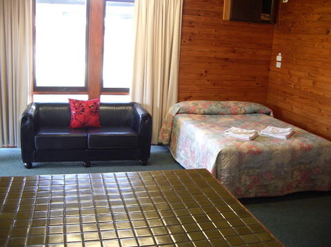 Aaroona Holiday Resort - Accommodation Europe 0