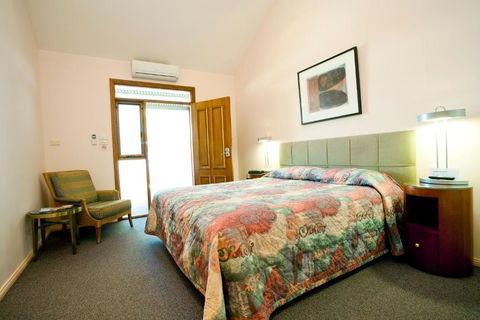 Gundaroo Colonial Inn - Tourism Bookings 3