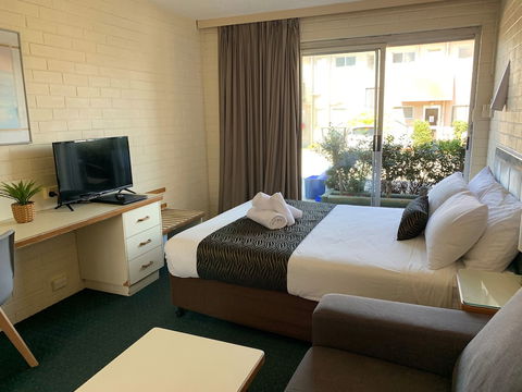 Crest Motor Inn - Tourism Bookings 6