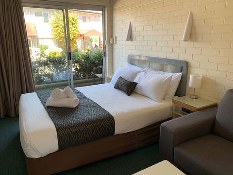 Crest Motor Inn - Tourism Bookings 2