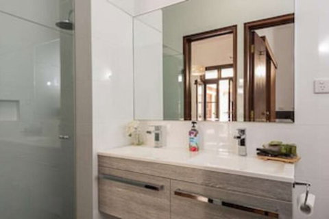 Fairway Manor Accommodation - Events Australia 0