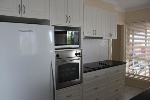 Lake Boga Waterfront Holiday House - Events Australia 4