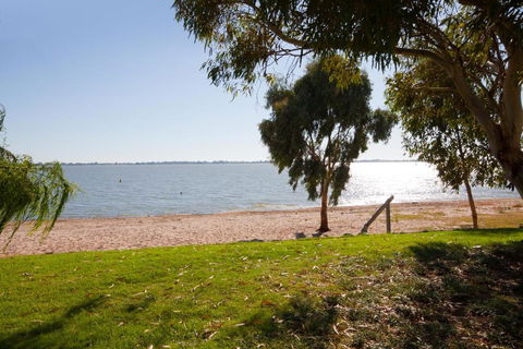 Lake Boga Waterfront Holiday House - Events Australia 6