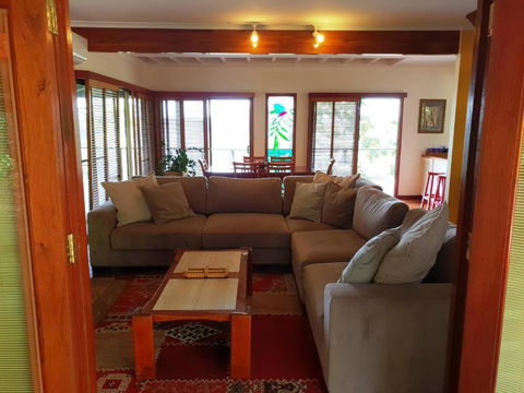 305 Montville - Tourism Bookings 1