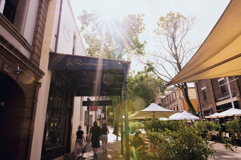 La Renaissance - Tourism Bookings 1