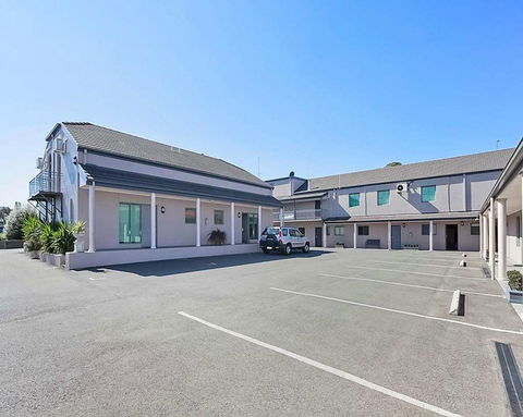 Quality Inn & Suites Menzies - Tourism Bookings 2