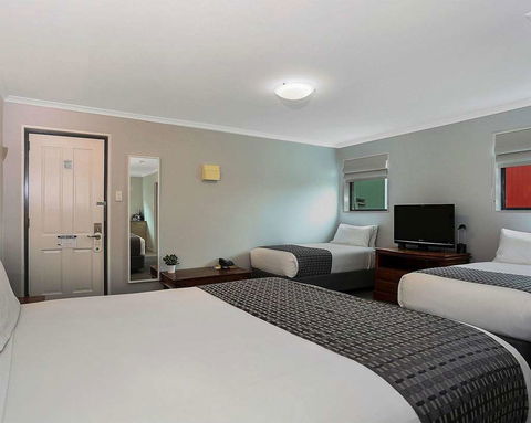 Quality Inn & Suites Menzies - Tourism Bookings 9