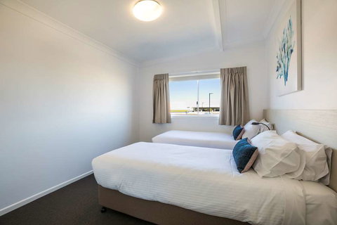 Nightcap at Golden Beach Tavern - Events Australia 12