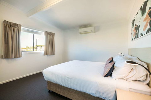 Nightcap at Golden Beach Tavern - Events Australia 13