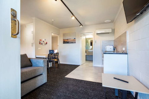 Nightcap at Riverside Hotel - Events Australia 10