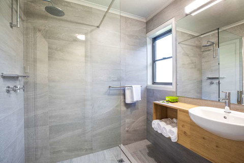 Nightcap at Riverside Hotel - Events Australia 12