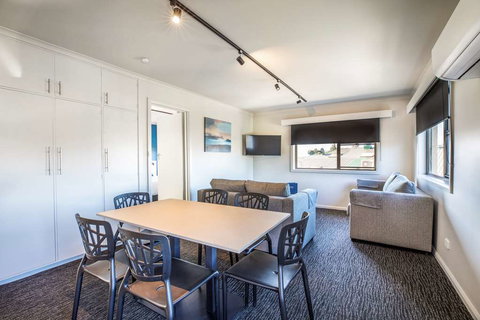 Nightcap at Riverside Hotel - Events Australia 14