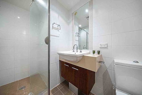 Spacious 1BR Stylish New Acton Apartment +Parking - Accommodation Europe 17