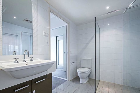 Spacious 1BR Stylish New Acton Apartment +Parking - Accommodation Europe 9