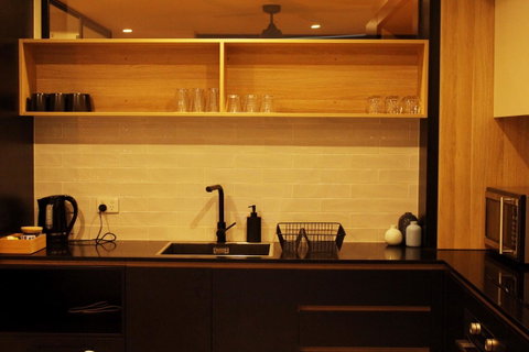 Stylish, Modern, Cute As A Button - Braddon CBD - Tourism Bookings 9