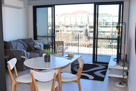 Stylish, Modern, Cute As A Button - Braddon CBD - Tourism Bookings 5