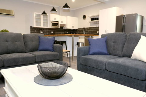 The Purple Door On Seaview - Events Australia 8