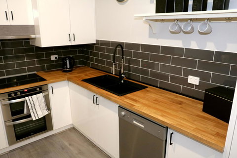 The Purple Door On Seaview - Events Australia 3